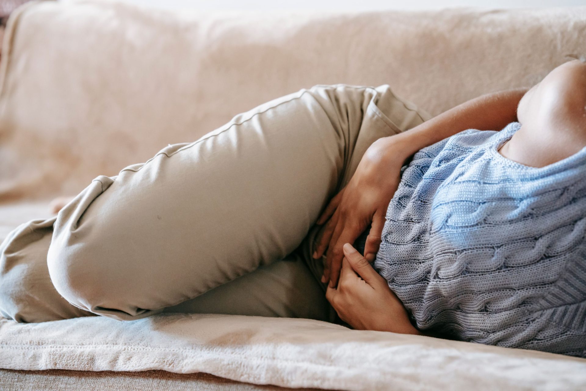 Pacijentkinja pokazuje bol u gornjem delu stomaka tokom procene epigastrične kile