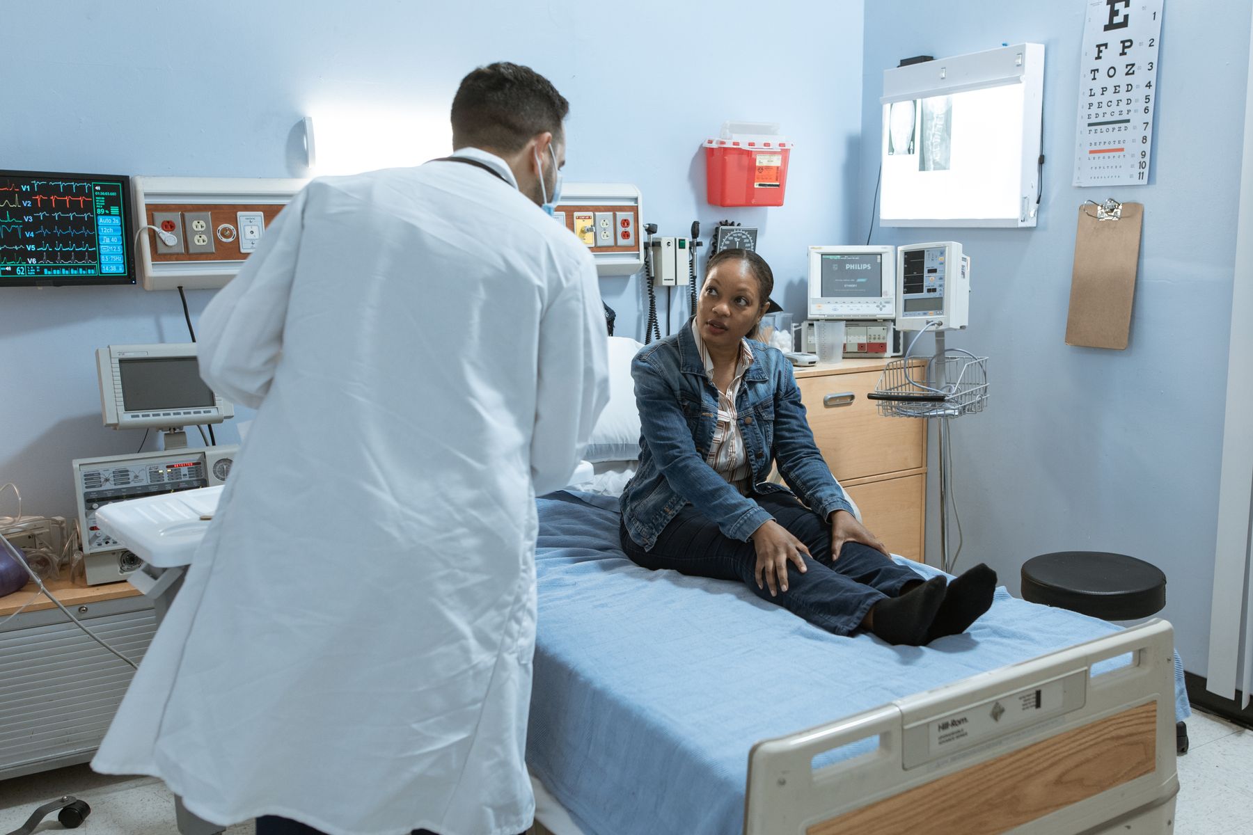 Hirurg razgovara sa pacijentkinjom tokom kliničke procene kile u preponi